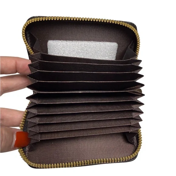 Skull and Roses Wallet - Picture 3 of 3